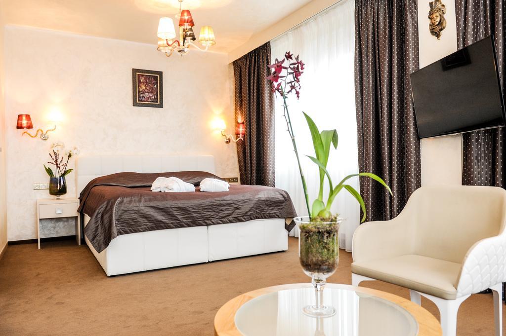 Myo Hotel Mysterius Praha Bagian luar foto